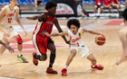 中國男籃新星崛起，17歲混血國青首秀，19+3驚艷全場！贏8分！